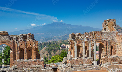 Griechisch-römisches Amphitheater in Taormina, Sizilien, mit rauchendem Vulkan Ätna im Hintergrund