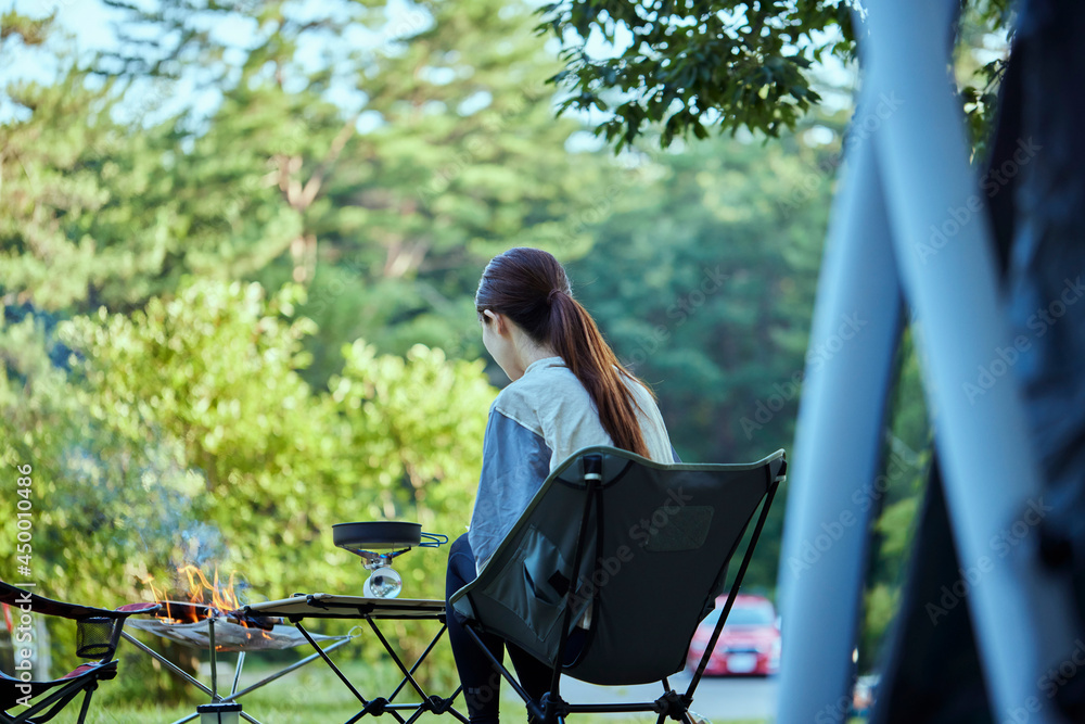 ソロキャンプをする若い日本人女性 ソロキャンプをする若い日本人女性