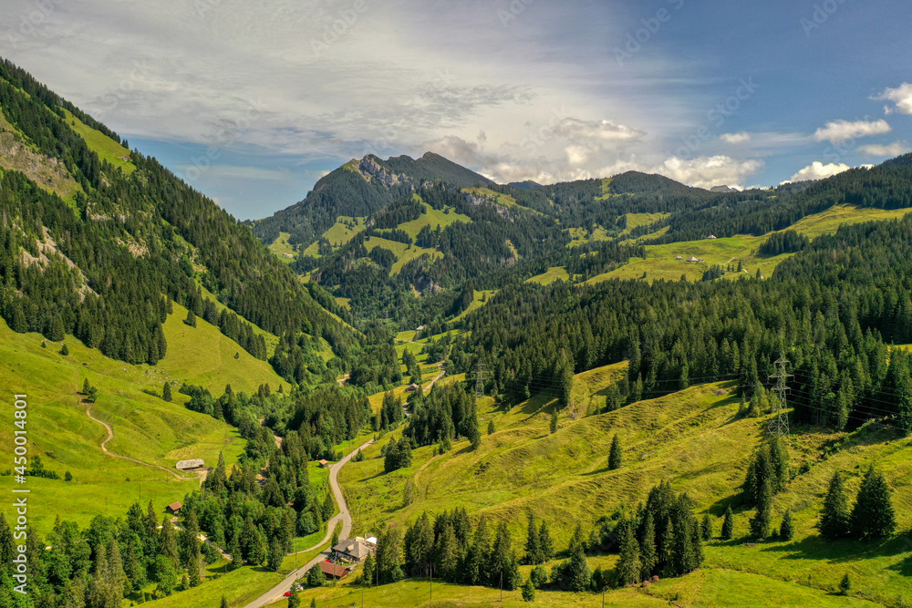 Der Glaubenberg und seine Passstrasse auf der Luft betrachtet, Schweiz (August 2021)