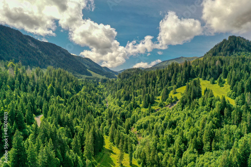 Der Glaubenberg und seine Passstrasse auf der Luft betrachtet, Schweiz (August 2021)