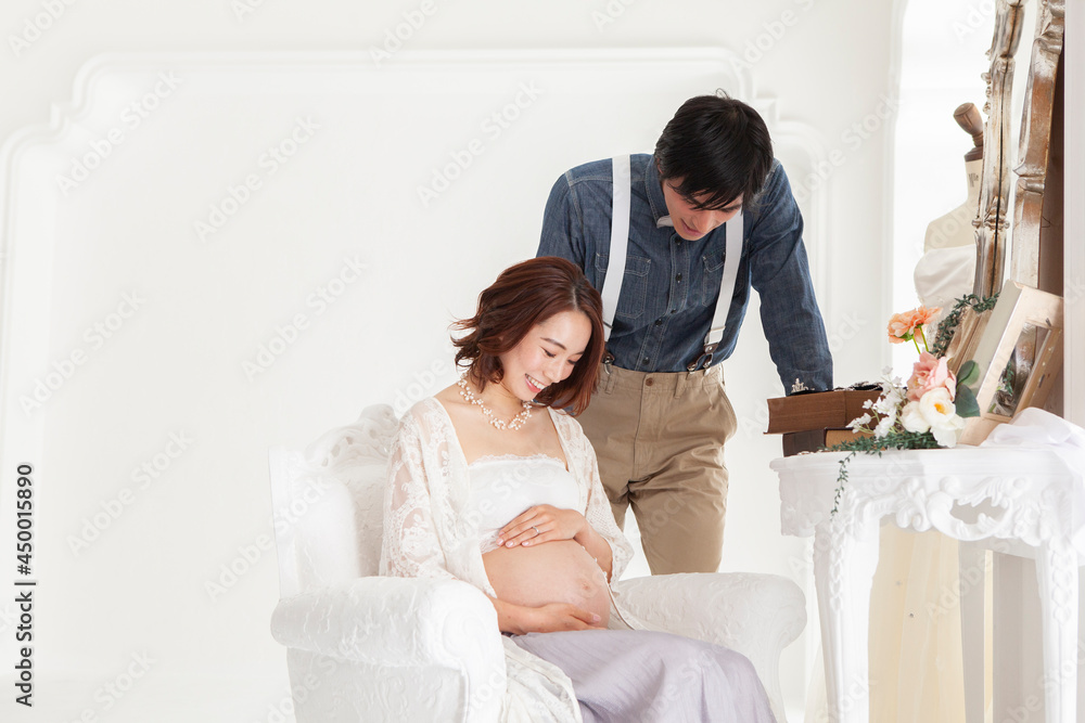 幸せそうな妊婦の花嫁と新郎 幸せそうな妊婦の花嫁と新郎