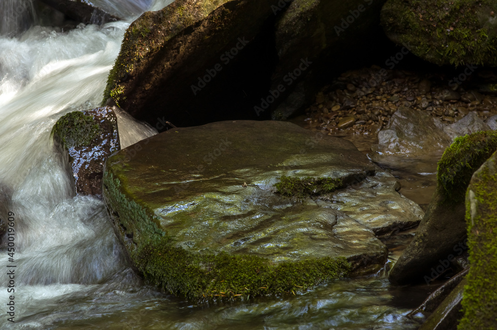 Fototapeta premium Wodospad w górach