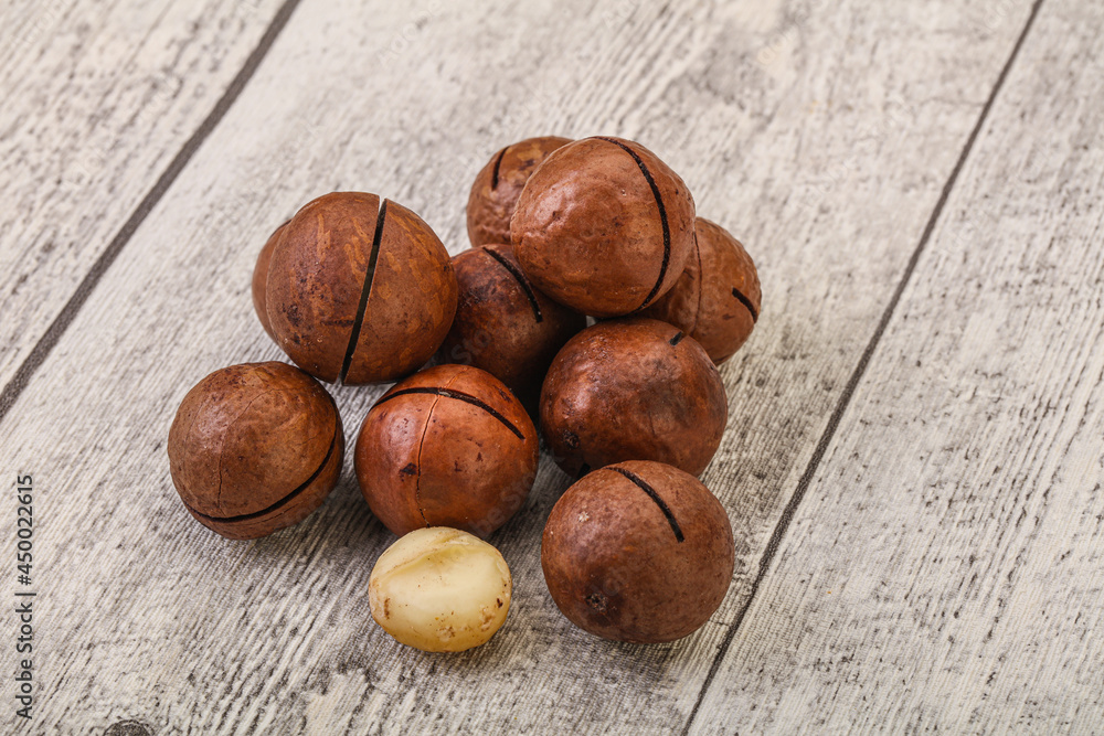 Obraz premium Brown macadamia nut heap over background