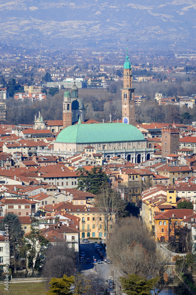 Vicenza. panorama del centro storico con la cupola della basilica palladiana e la Torre Bissara dalla terrazza panoramica di Piazzale della Vittoria.
