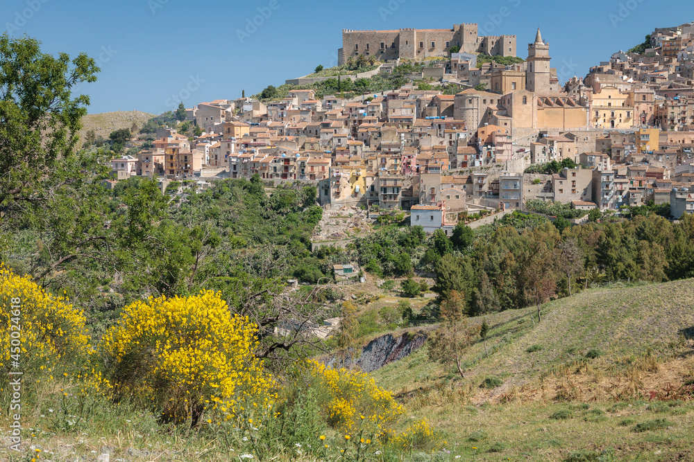Caccamo, Palermo. Il borgo con il castello, costruzione difensiva, uno dei più grandi e meglio conservati tra i castelli normanni in Sicilia 