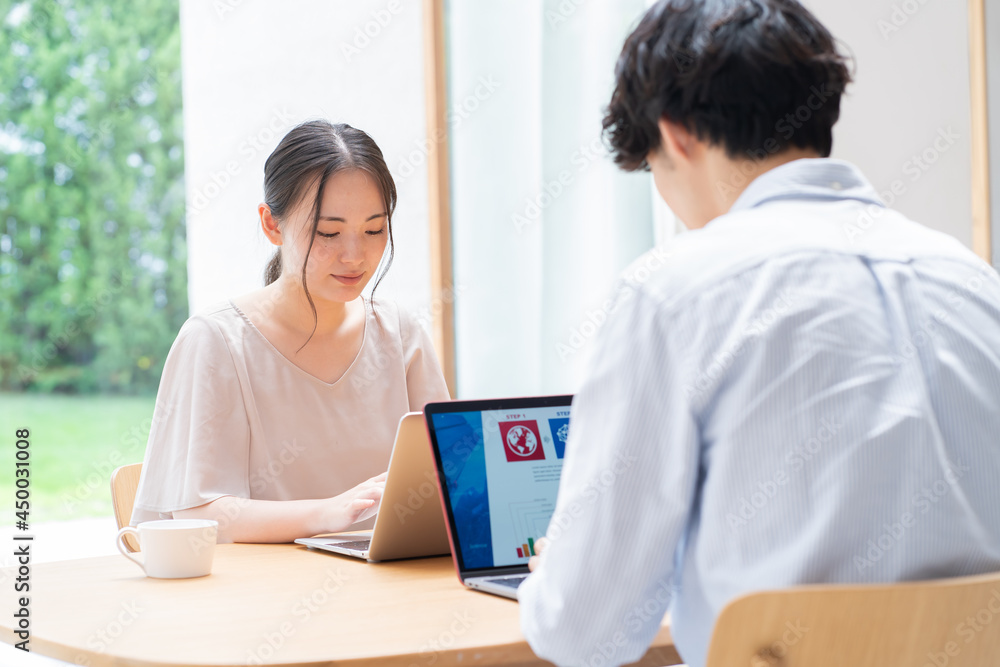 作業をする若い日本人カップル 作業をする若い日本人カップル