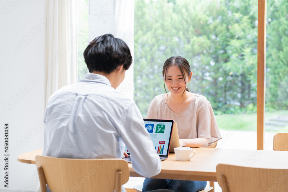 作業をする若い日本人カップル 作業をする若い日本人カップル