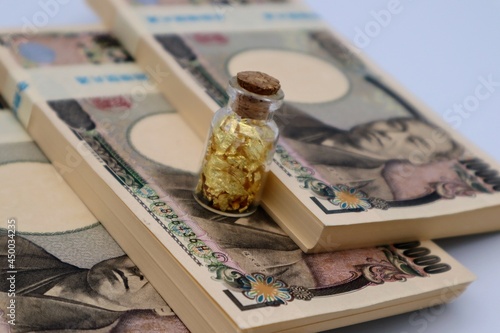 日本の紙幣と金箔 