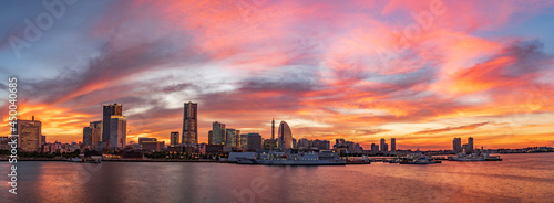Quadro em tela 神奈川県・横浜みなとみらい21地区の夕景
【Panoramic view of Yokohama Minatomirai21 in the evening】