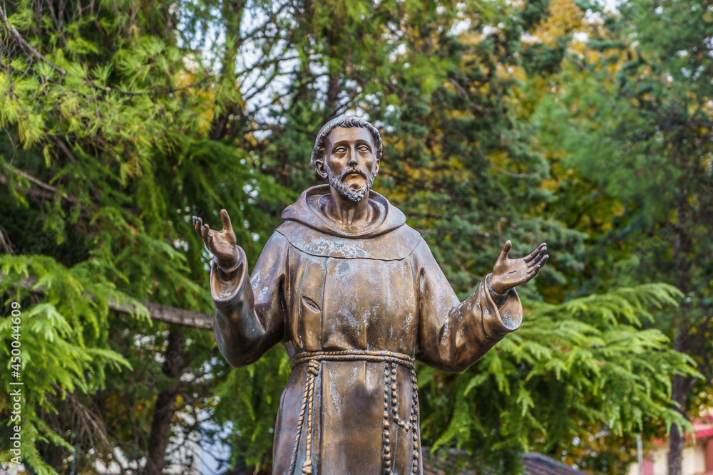 Tapet Statue of St Francis of Assisi outside of Franciscan complex of the Church of Santa Maria del Pozzo in Somma Vesuviana, Naples