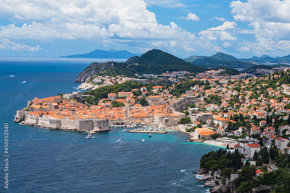 クロアチア　ドゥブロヴニクの旧市街の街並みと綺麗な海