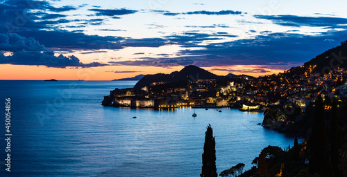 Fototapeta Naklejka Na Ścianę i Meble -  クロアチア　ドゥブロヴニクの旧市街の夜景と夕焼けでオレンジ色に染まった空