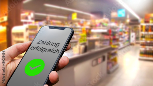 Bestätigung einer Zahlung mittels eines Online-Bezahldienstes und einem Smartphone im Lebensmittelgeschäft, Online-Banking, Fintech, Digitalisierung, Internet, E-Commerce, Zahlung erfolgreich