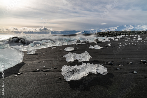 Am Strand von Island finden sich dieses Gletschereis wieder photo