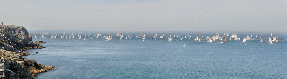 Parade de bateaux à la pointe de Pen-Hir en Finistère Cornouaille Bretagne France	