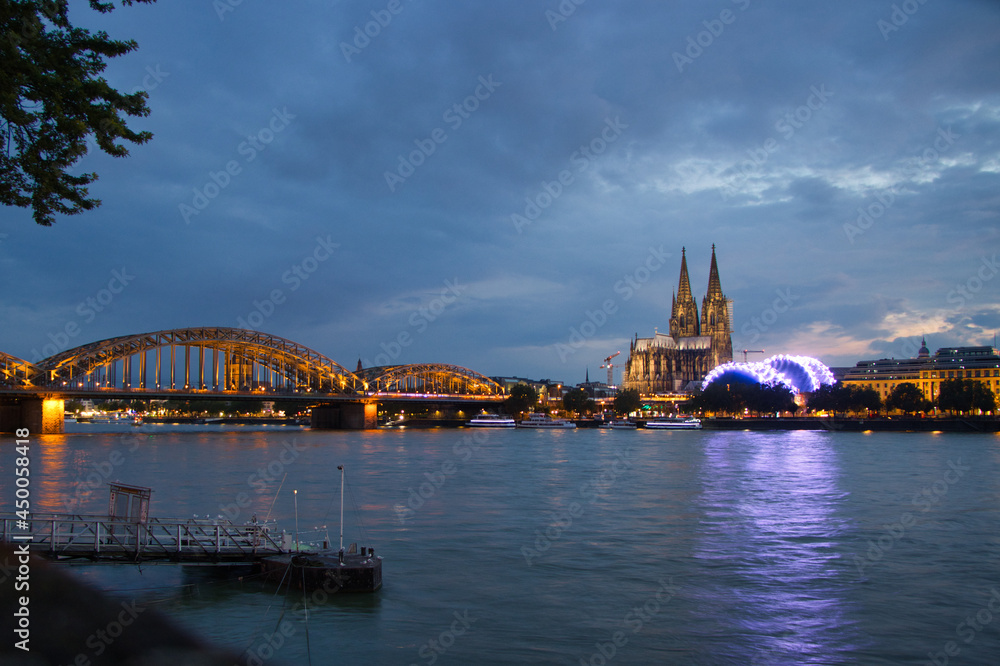 Köln am Abend/ Dom und Hohenzollernbrücke 