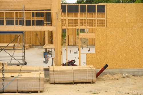 Shell construction of a building made of solid wood and OSB panels in lightweight construction
