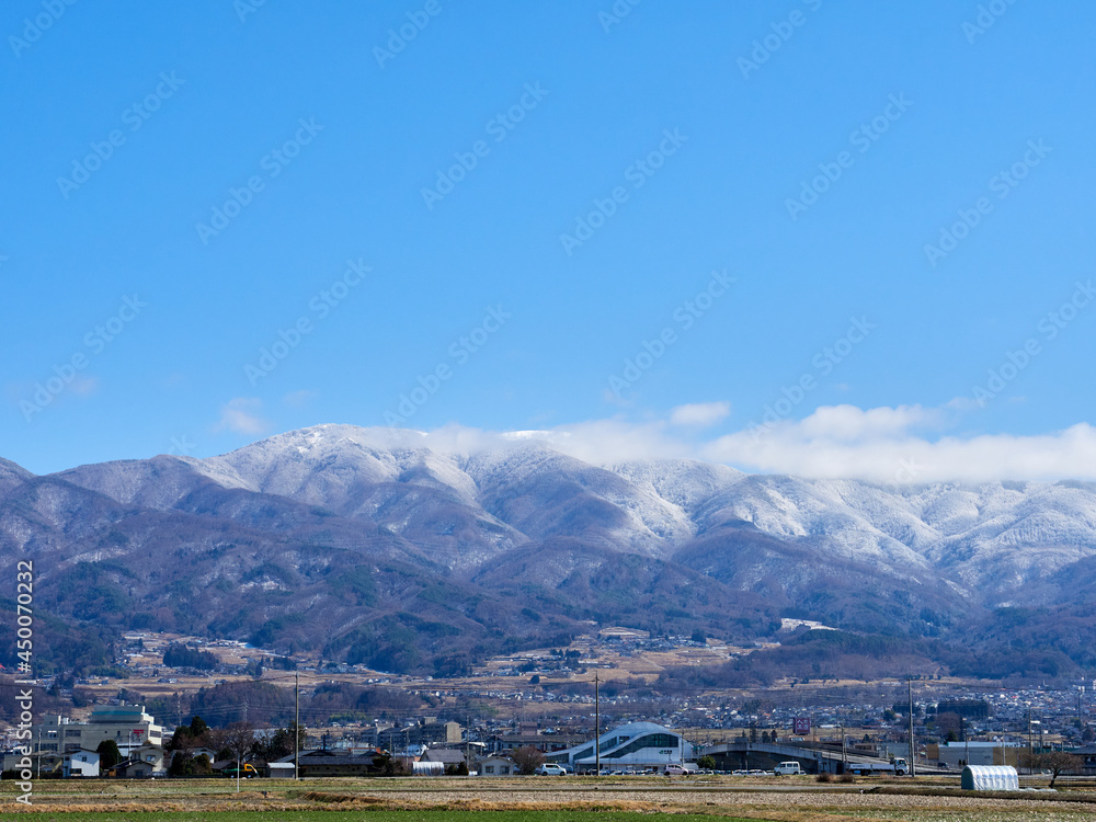 3月（春）、松本市内からうっすらと雪化粧した鉢伏山方面を望む 長野県松本市