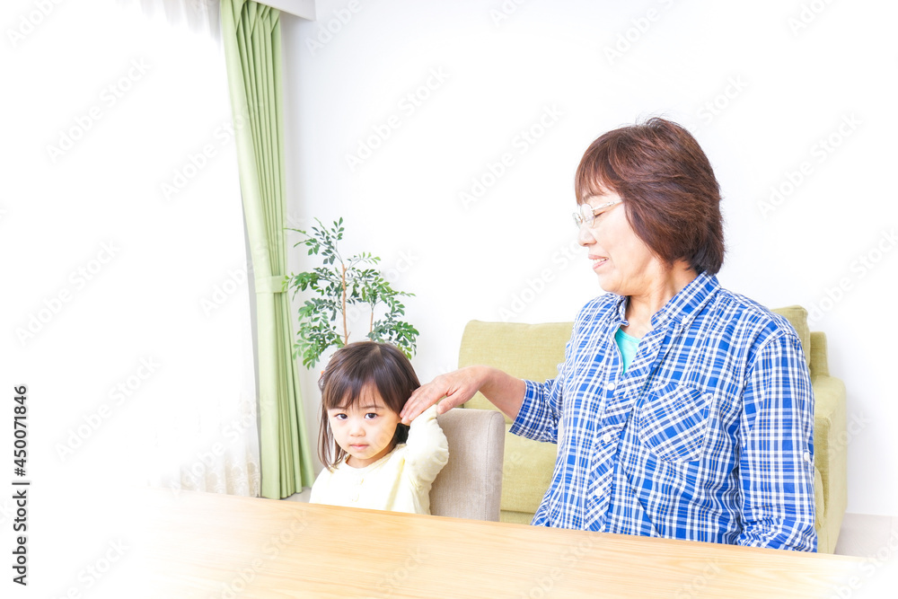 おばあちゃんと遊ぶ子ども おばあちゃんと遊ぶ子ども