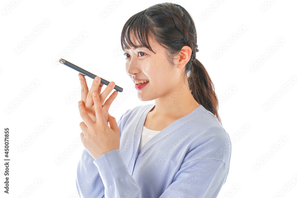 音声入力をする若い女性 音声入力をする若い女性