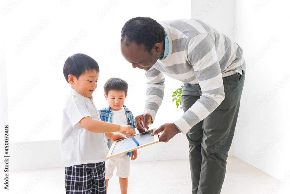 インターナショナルスクールで勉強する子ども