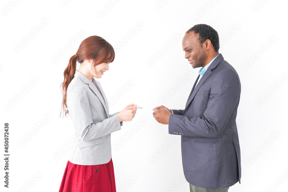 名刺交換をする2人のビジネスパーソン