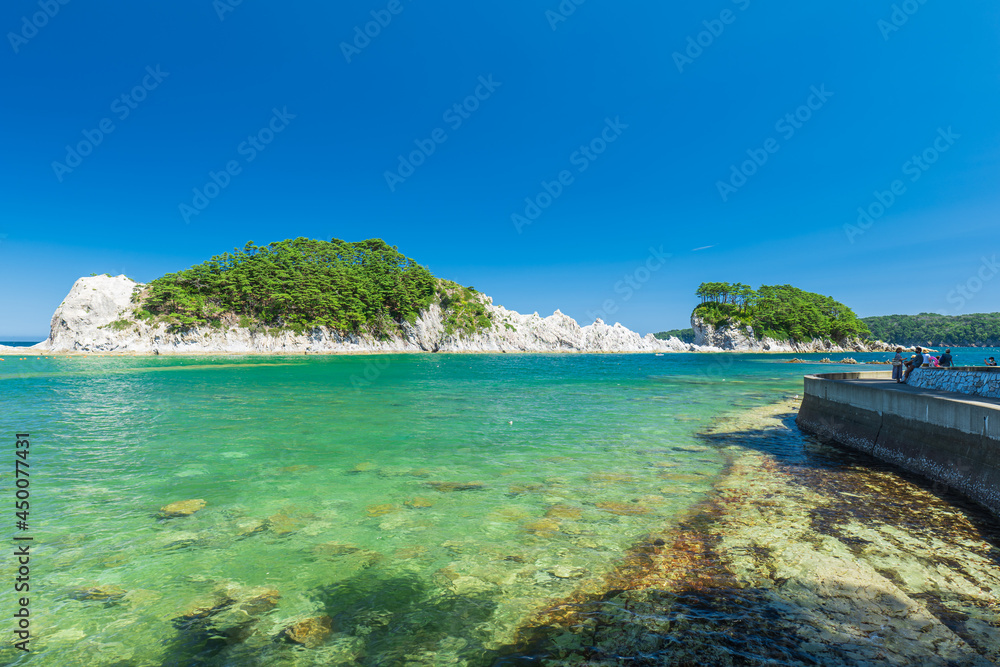 Fototapeta premium 夏の青空と岩手県宮古市の浄土ヶ浜