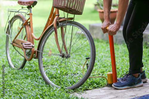 Bilde på lerret selective focus bicycle tires People are pumping bicycle tires on the front lawn