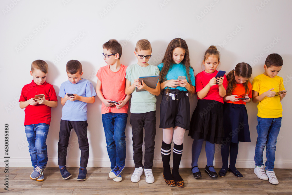 Obraz premium Schoolchildren with gadgets watching online live broadcasting