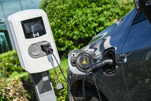 Fotografi voiture auto électrique recharge borne batterie environnement