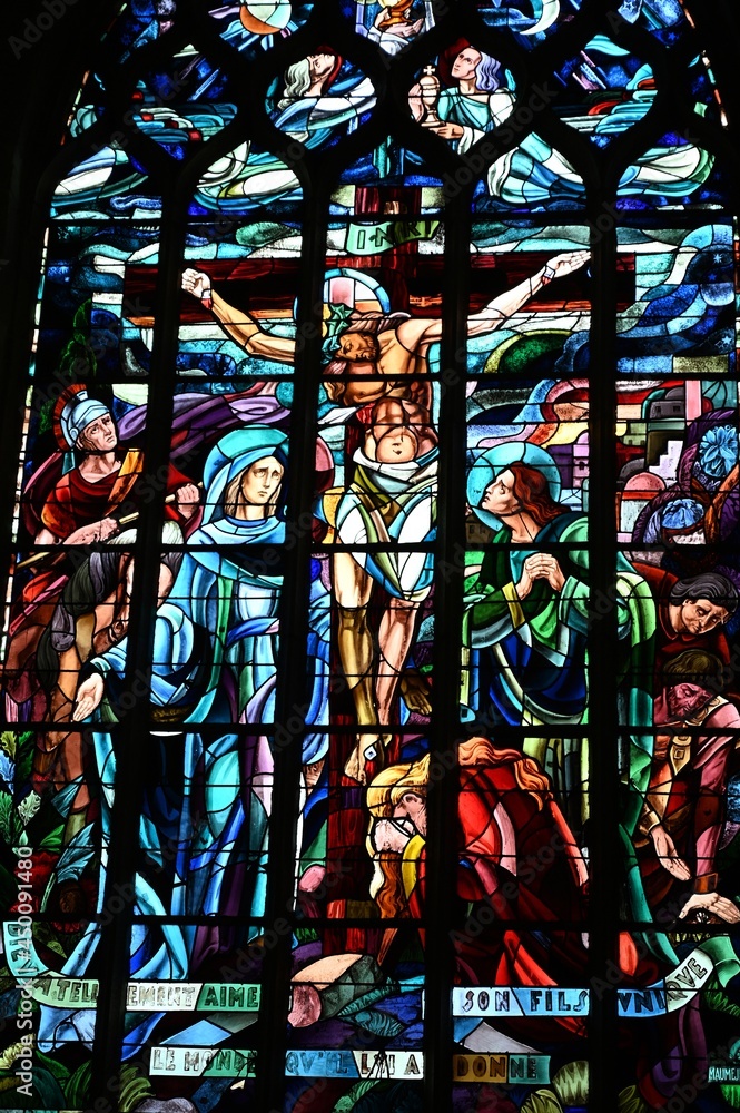 Vitrail d'église représentant une scène religieuse en couleur Vitrail d'église représentant une scène religieuse en couleur