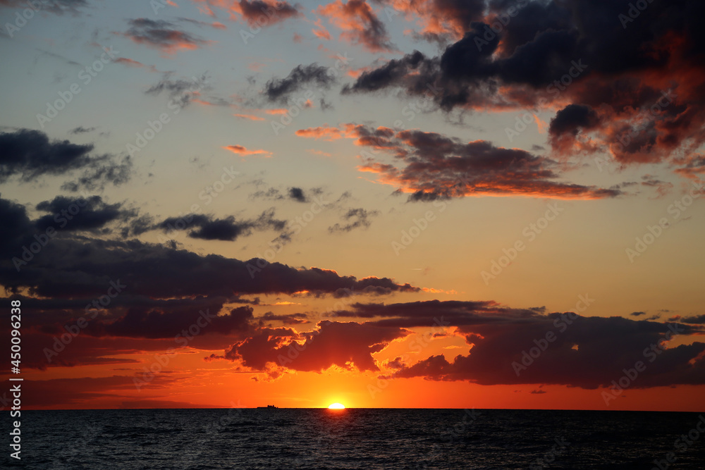 Naklejka premium Dramatischer Sonnenuntergang an der Ostsee im Herbst