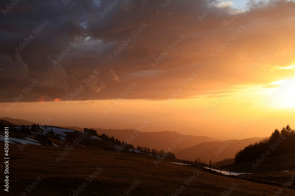 Dramatischer Sonnenuntergang im Schwarzwald, Schauinsland, Deutschland