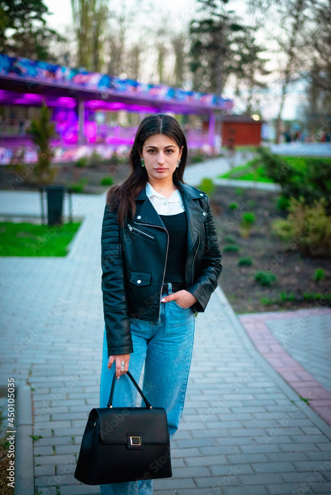 Φωτογραφία Portrait of a girl walking in the evening in the park