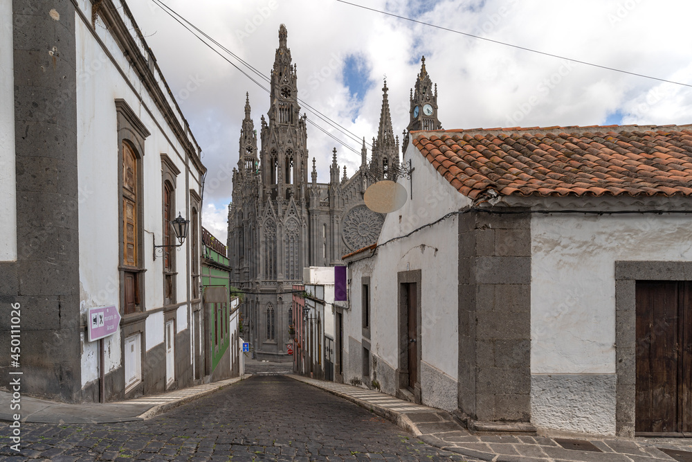 Obraz premium cityscape. view of the church San Juan Bautista de Arucas. Gran Canaria. Spain