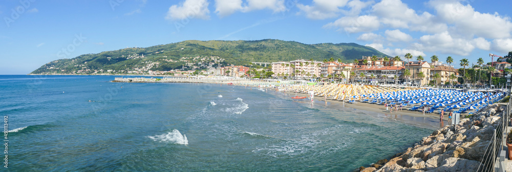 Obraz na płótnie The beautiful beach of Andora in Liguria w salonie