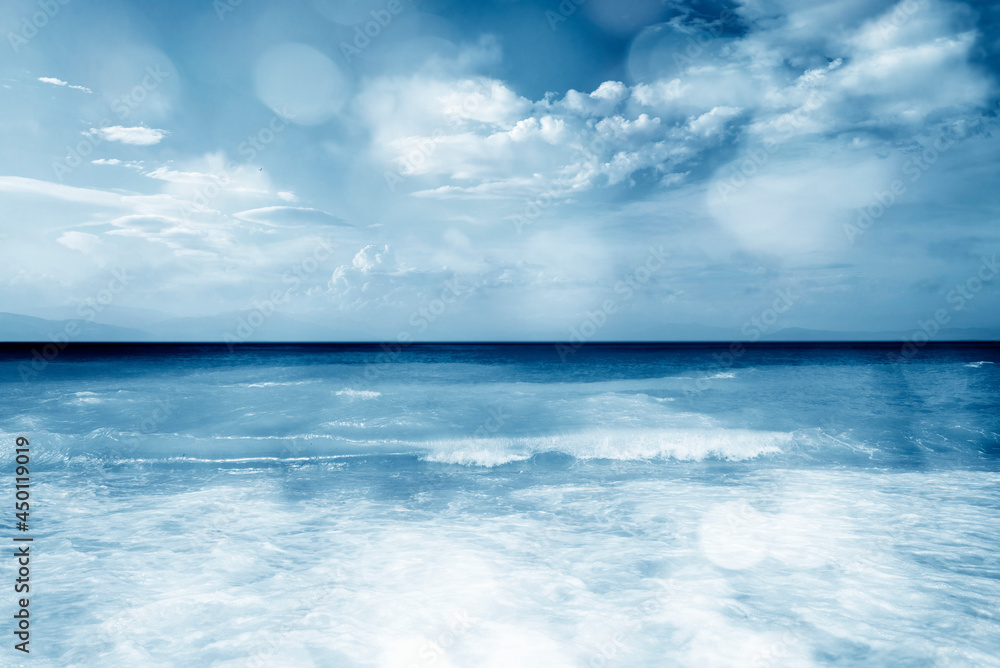 Obraz premium blurred beach and sea waves with bokeh lights, abstract summer background 