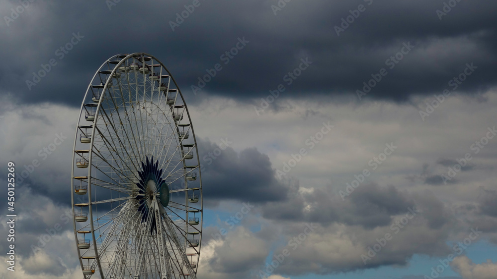 Fototapeta premium Grande roue sous un ciel orageux