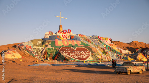 Foto Slab City, California. Sunset on Salvation Mountain.