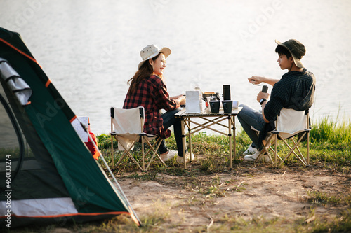 Foto Cheerful Young Couples camping with morning coffee.