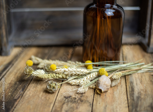 Getrocknete Blumen und Gräser, Craspedia, Mohnkapsel, Getreide photo