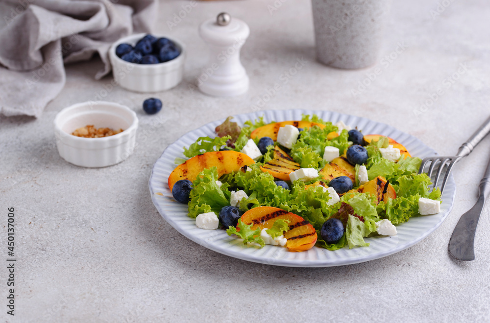 Salad with grilled peach, blueberry and feta