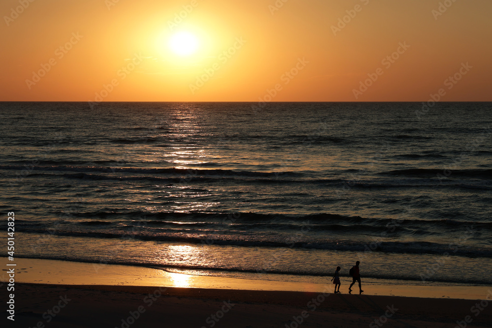 Piękny zachód słońca nad morzem latem.  - obrazy, fototapety, plakaty 