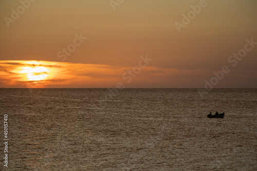 Anochecer en la playa nubes mar y cielo