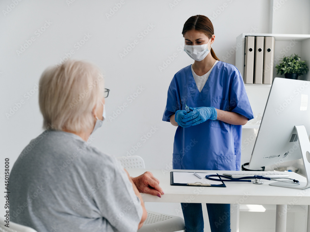 Obraz premium woman in medical gloves communicates with a patient hospital covid-19 passport doctor