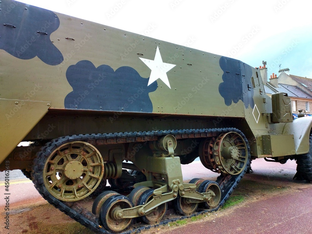 halftrack américain de la seconde guerre mondiale devant le musée du