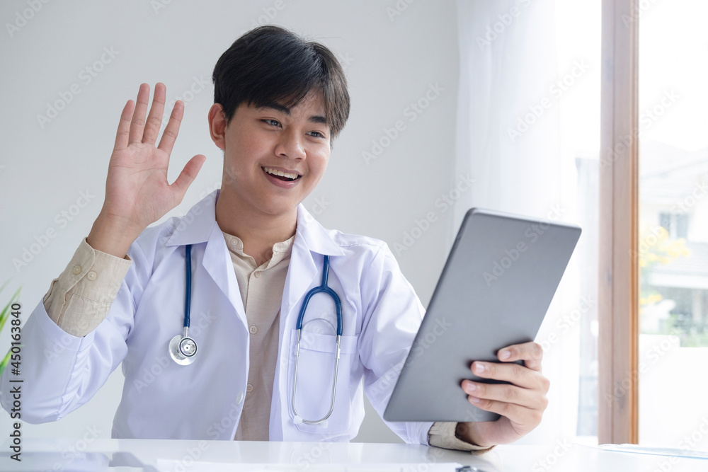 Doctor online communication network with patient. Doctor online communication network with patient.