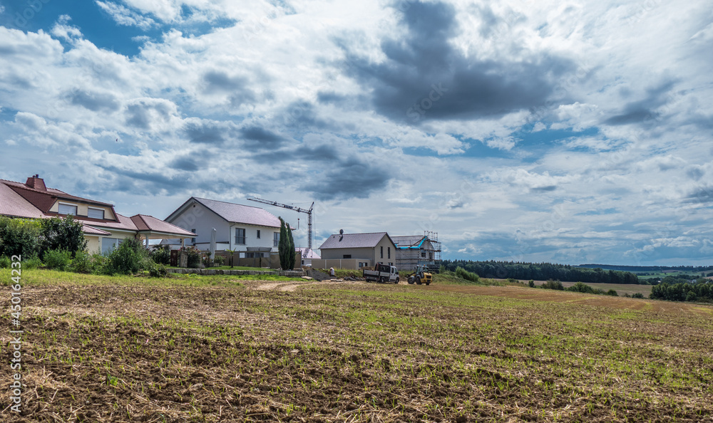 Fototapeta premium Neubaugebiet am rande eines Dorfes