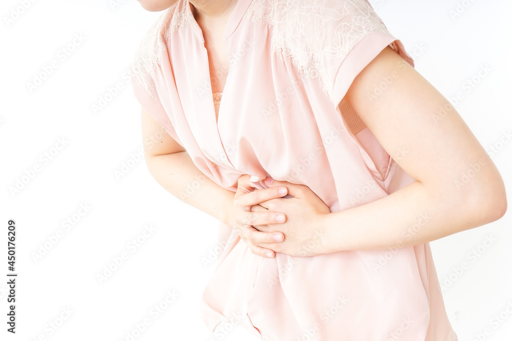 Naklejka premium 腹痛苦しむ若い女性客