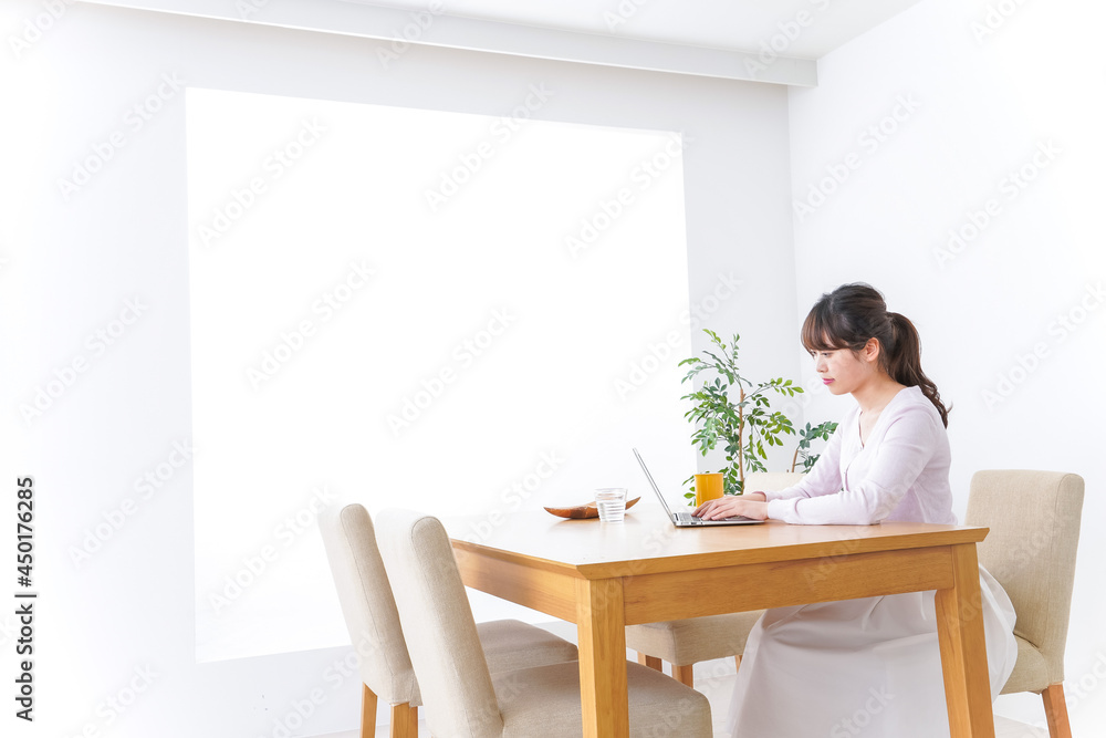 カフェで仕事をするビジネスウーマン カフェで仕事をするビジネスウーマン